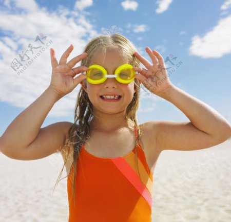 沙滩带着游泳眼镜的小美女图片