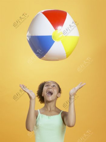 玩气皮球的小美女图片