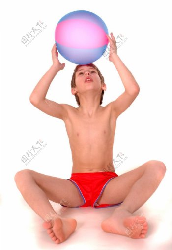 头顶充气球的男孩图片