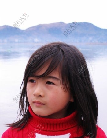 湖边红毛衫小女孩图片