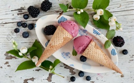 蓝莓甜筒冰淇淋