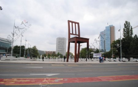 日内瓦联合国门口的断椅