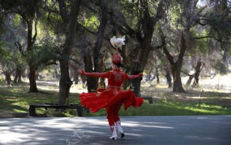 新疆哈萨克红衣美女跳民族舞