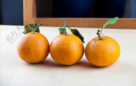 三个黄澄澄的橙子