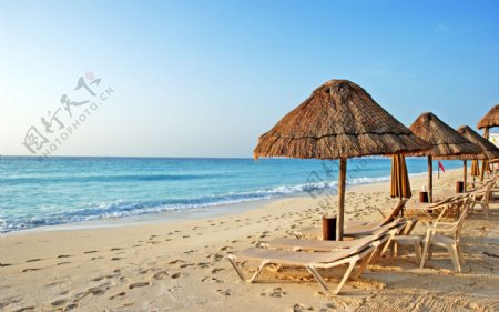 海边上的沙滩椅沙滩伞