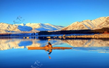 西藏雪山湖水摄影