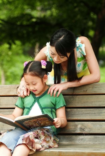 母亲教导孩子看书