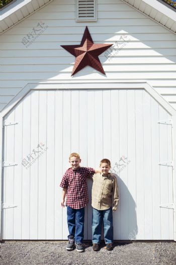 站在房子前的两个孩子图片