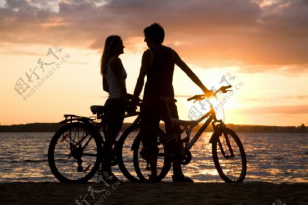 海边交谈的情侣和自行车图片