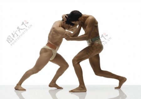 摔跤的外国男性运动员图片
