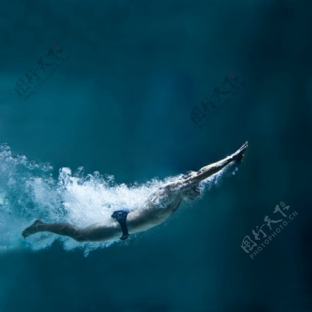 潜水游泳的男子运动员图片