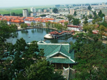 朝鲜城市里的公园风景图片