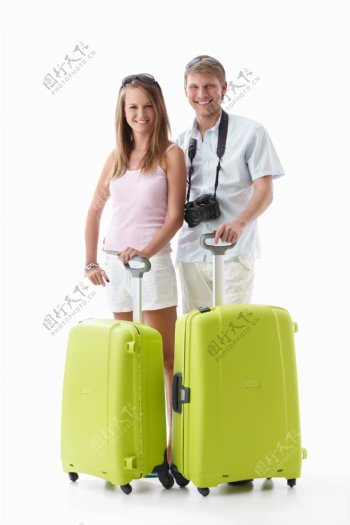 幸福的外国夫妻拿着旅行箱图片