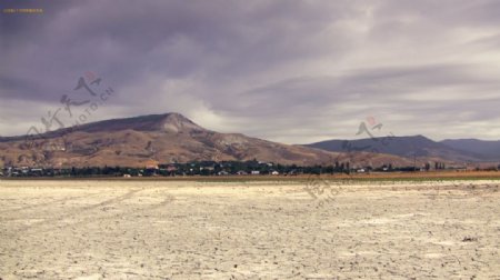自然中的宽阔沙漠山群白云飘飘的景区视频素材