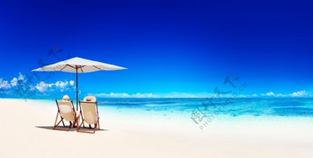 沙滩上的太阳伞图片