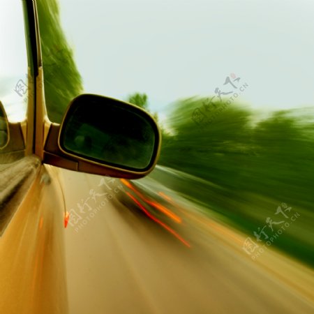 高速行驶的汽车图片