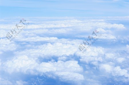 云朵上的蓝天图片