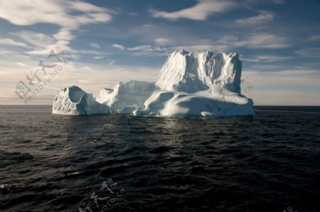 海面上的一座冰山图片