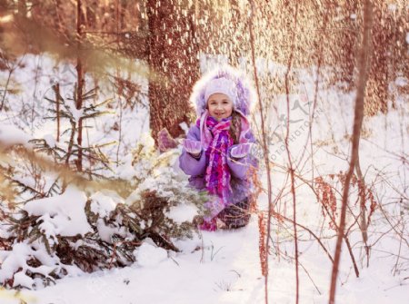 跪在雪地里的小女孩图片