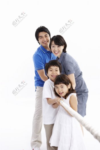 进行拔河运动的家人图片