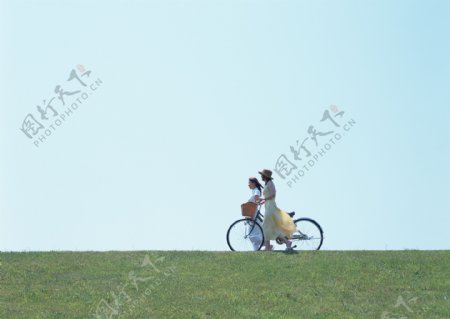 推着自行车的两个美女图片