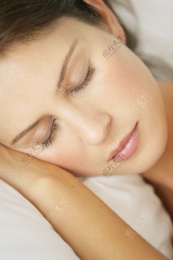 床上躺着睡觉的女人图片