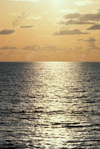 黄昏时平静的海平面图片