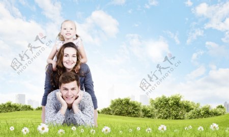 趴在草坪上的一家人图片