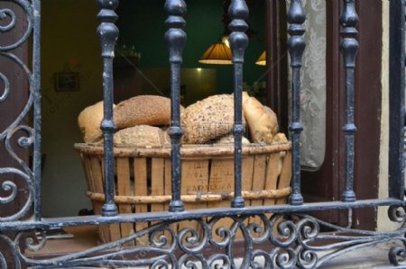 栏杆后的面包