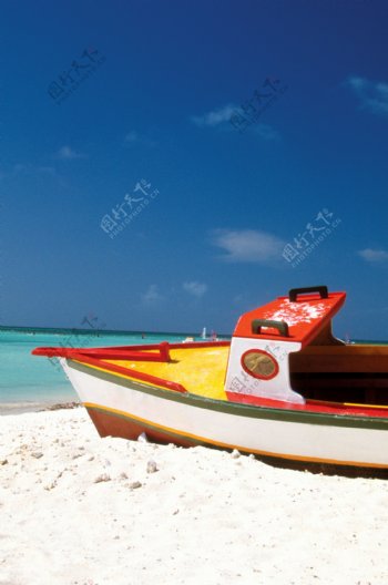 白沙滩上的船只特写图片