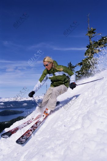 正在滑雪的人图片