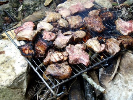 烧烤架子上的肉类