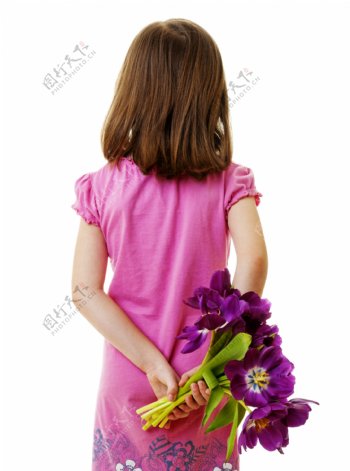 要送给妈妈鲜花的小女孩图片
