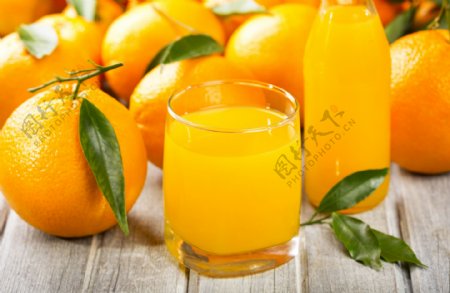 可口橙子果汁图片