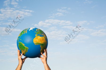 手举世界地球图片