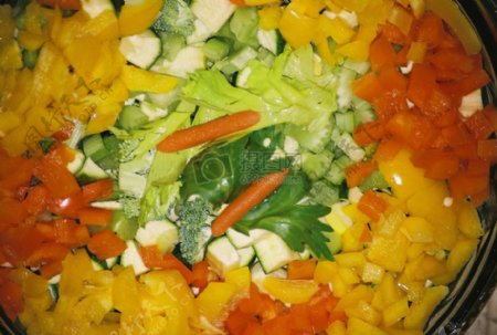 切开的蔬菜沙拉