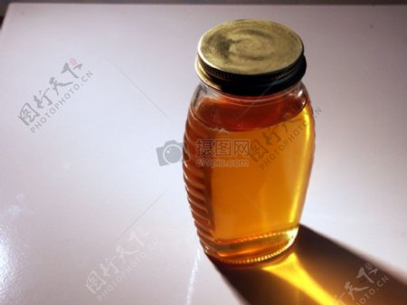 玻璃瓶子里的蜂蜜