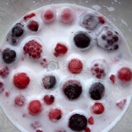 杯子里的水果酸奶