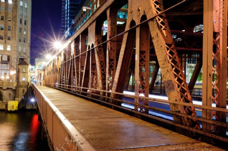 钢铁大桥侧面夜景