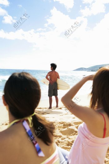 海边游玩的朋友图片