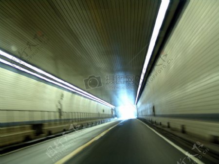 隧道里的光芒