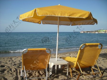 大海蓝天沙滩沙滩桌子海滨地平线伞日光浴床