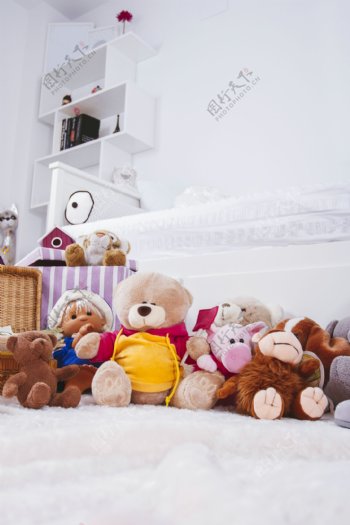 床上的猴子玩具