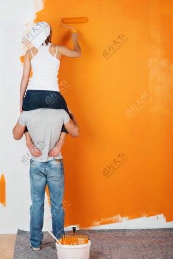 亲密的夫妻粉刷墙壁