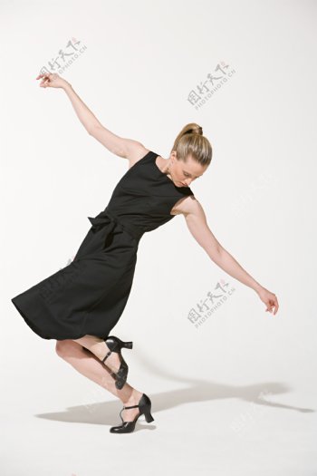 正在跳舞的女生高清大图图片