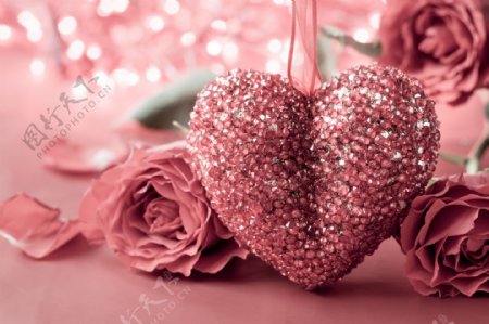 漂亮爱心与粉色玫瑰图片