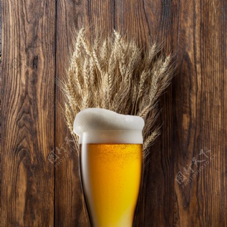 木板上的小麦与啤酒图片