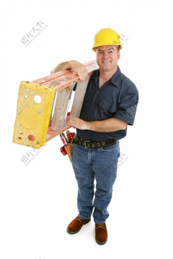 扛着梯子的建筑工人图片
