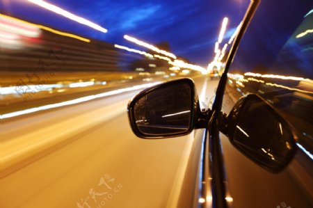 夜间高速行驶的轿车图片