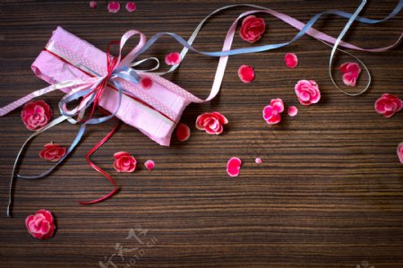 礼物鲜花与木板背景图片